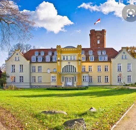 Schloss Lelkendorf Apartment Ulrichshusen Maisonette Fewo Mecklenburger Seenplatte Mit Dachterrasse Naehe Ostsee Eksteriør bilde