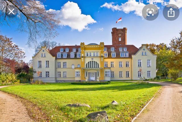 Schloss Lelkendorf Apartment Ulrichshusen Maisonette Fewo Mecklenburger Seenplatte Mit Dachterrasse Naehe Ostsee Eksteriør bilde